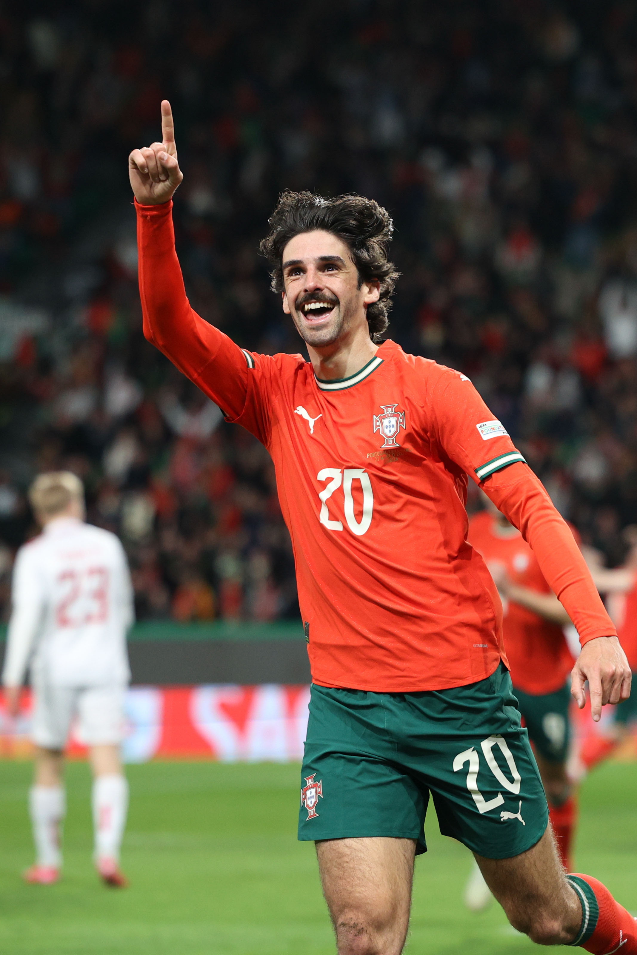 葡萄牙奋力逆转，成功晋级欧预赛决赛